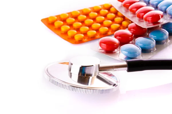 Tabletten en stethoscoop — Stockfoto