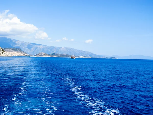 Ocean, wyspa i statek — Zdjęcie stockowe