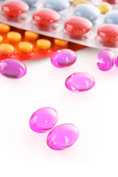 Tabletter isolerade på vita — Stockfoto