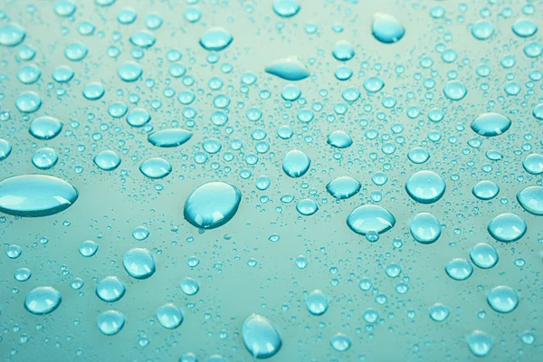 Gotas de agua fondo con grandes y pequeñas gotas — Foto de Stock
