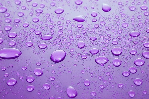 Gotas de agua fondo con grandes y pequeñas gotas — Foto de Stock