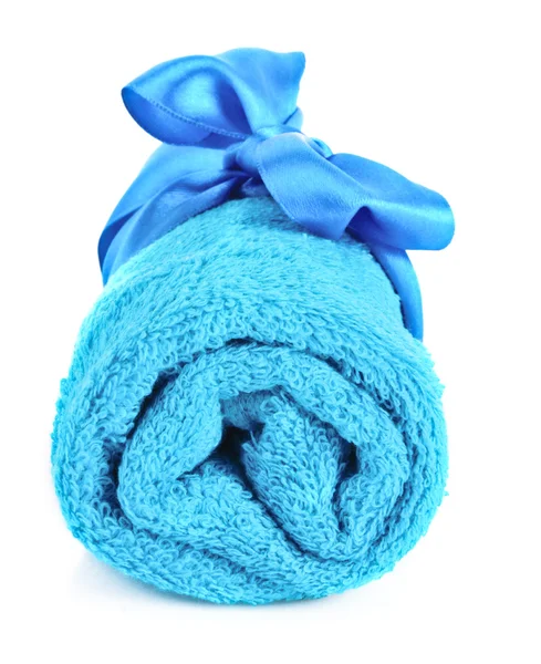 Asciugamano blu ritorto con fascia isolata su bianco — Foto Stock