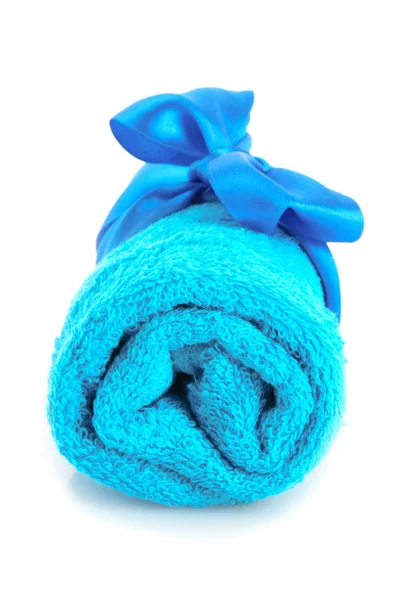 Asciugamano blu ritorto con fascia isolata su bianco — Foto Stock