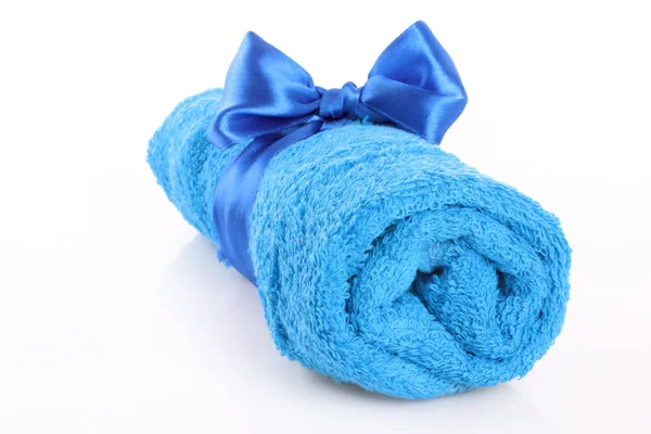 Serviette torsadée bleue avec bande isolée sur blanc — Photo