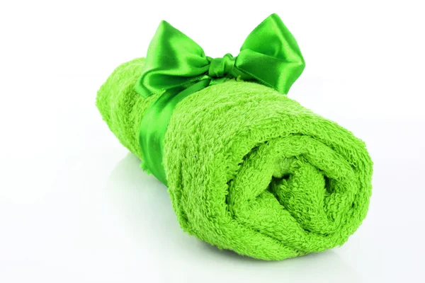 Asciugamano verde ritorto con fascia isolata su bianco — Foto Stock