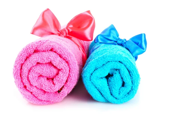 Gedraaide blauwe en roze handdoeken met bands geïsoleerd op wit — Stockfoto