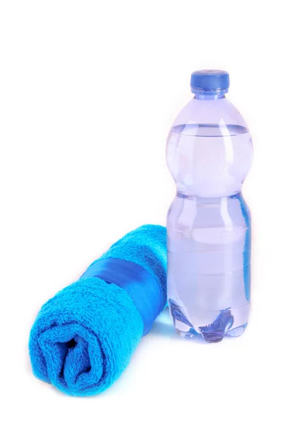 Toalha azul torcida e garrafa de água espumante isolada no whi — Fotografia de Stock