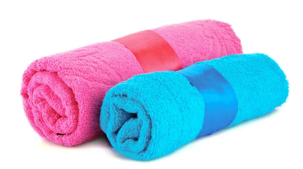 Verdrehte blaue und rosa Handtücher mit Bändern, die auf weiß isoliert sind — Stockfoto