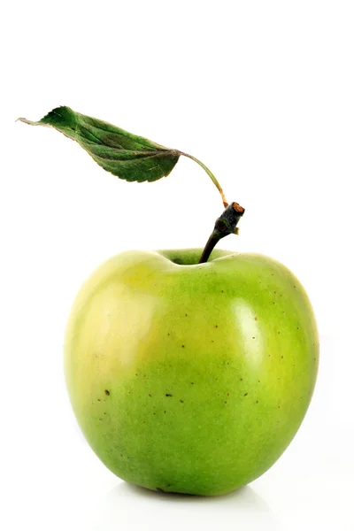 Apel hijau segar lezat diisolasi pada putih — Stok Foto