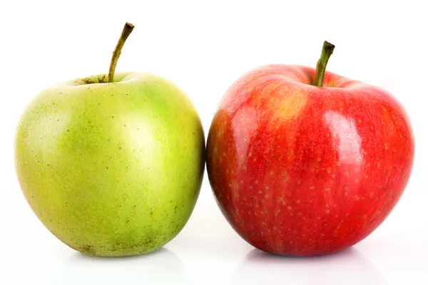 Gröna och röda goda äpplen färska isolerad på vit — Stockfoto