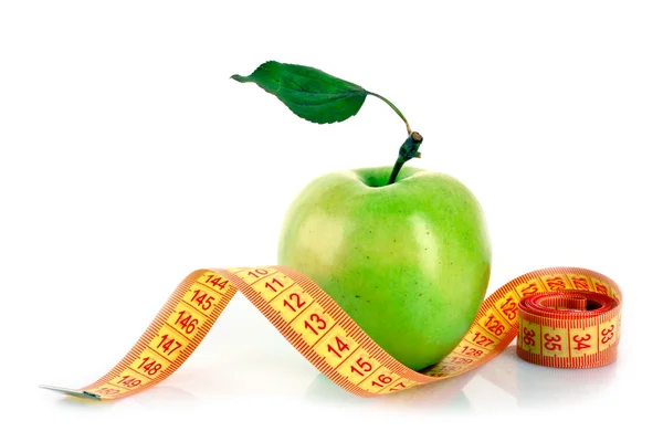 新鲜红美味的苹果与测量磁带上白色隔离 — 图库照片