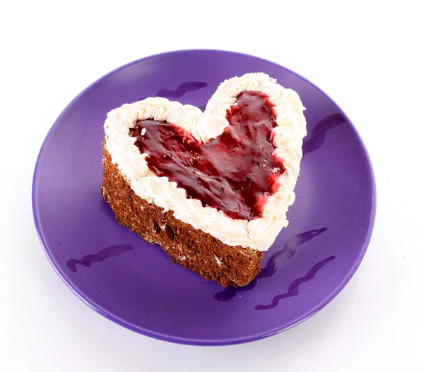 Pastel dulce en forma de corazón en plato violeta — Foto de Stock