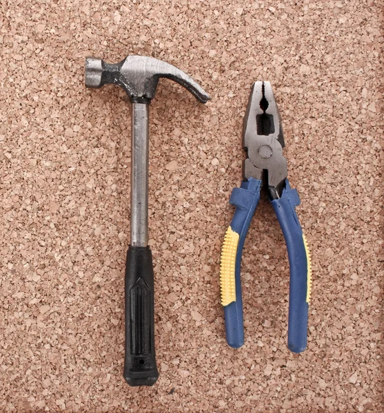Hammer und Zange auf Korkplatte — Stockfoto