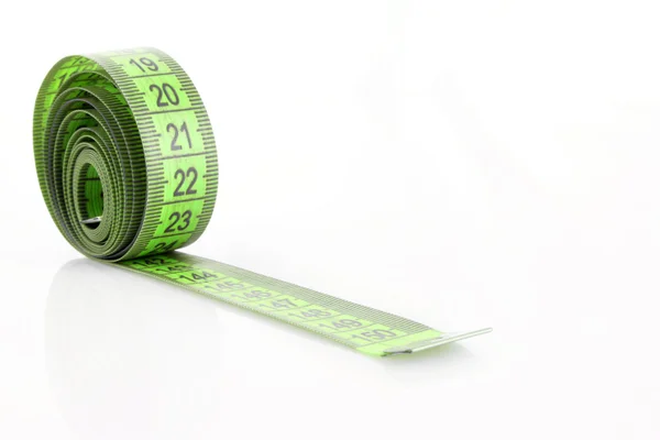 Fita de medição verde torcida isolada em branco — Fotografia de Stock