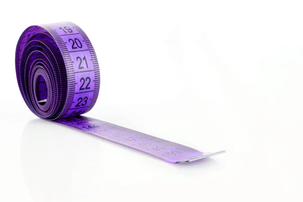 白で隔離される紫の測定テープをツイスト — ストック写真