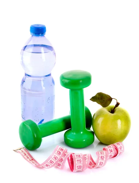 Hantle, zielone jabłko, pomiar taśmy i butelkę wody iso — Zdjęcie stockowe
