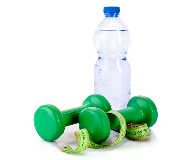 Hantlar, mätning av tejp och en flaska vatten isolaeted WH — Stockfoto