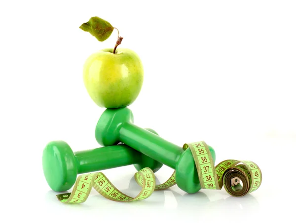 Halteres, maçã verde e fita métrica isoladas em branco — Fotografia de Stock
