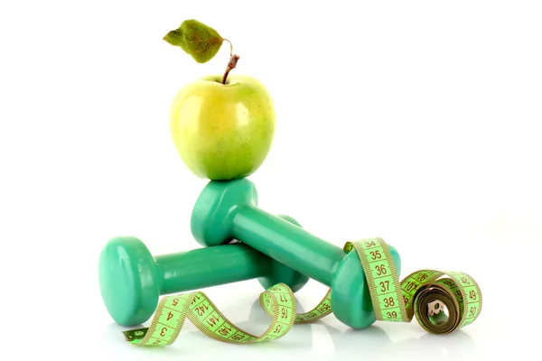 Hantlar, grönt äpple och mäta bandet isolaeted på vit — Stockfoto