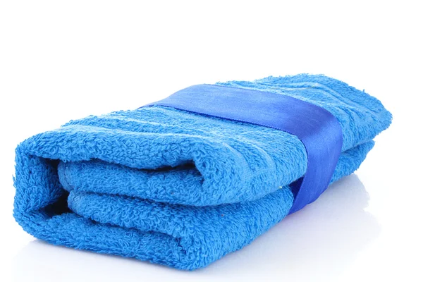 Складное синее полотенце с полосой изолированы на белом — стоковое фото