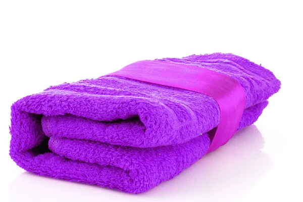 Asciugamano viola piegato con la banda isolata su bianco — Foto Stock