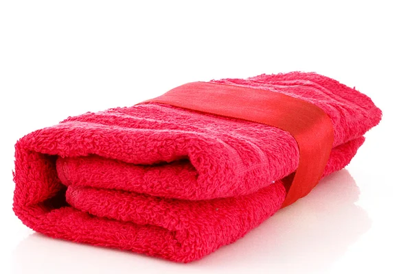 Toalha vermelha dobrada com a faixa isolada em branco — Fotografia de Stock