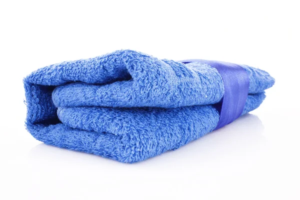 Gefaltetes blaues Handtuch mit Band isoliert auf weiss — Stockfoto