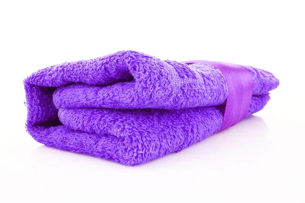 Přeložené fialový ručník s kapelou izolované na bílém — Stock fotografie