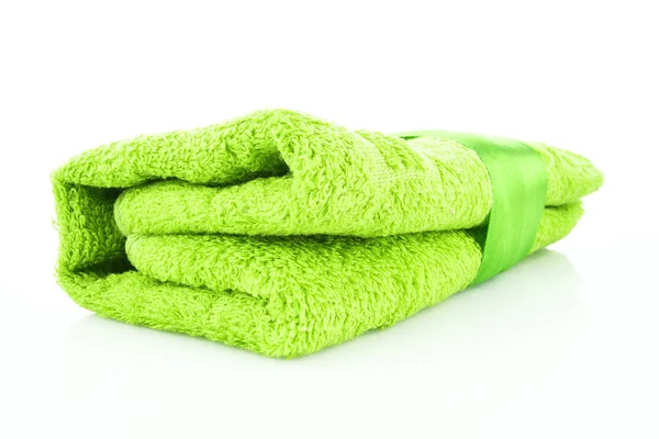 Toalha verde dobrada com a faixa isolada em branco — Fotografia de Stock