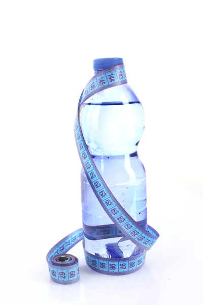 Ігриста вода з мірною стрічкою ізольована на білому — стокове фото