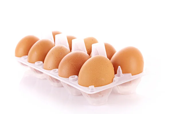 Molte uova isolate su bianco — Foto Stock