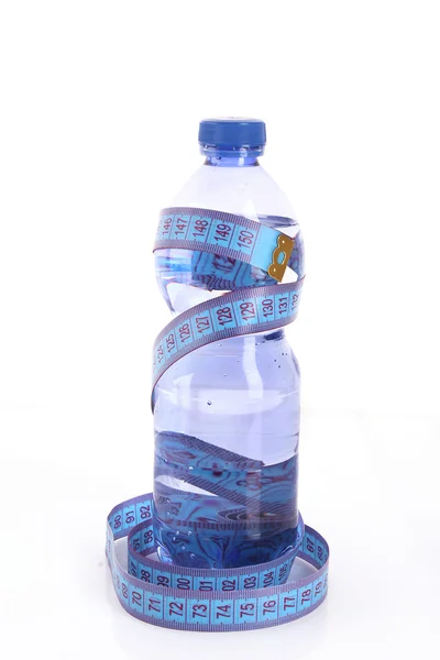 Água espumante com fita métrica isolada em branco — Fotografia de Stock