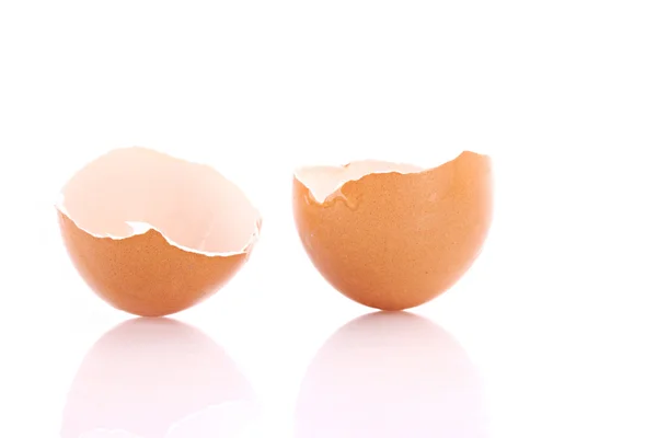 Розбите яйце ізольовано на білому — стокове фото