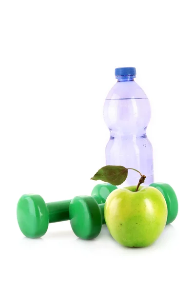 Halteres, maçã verde e água isolada em branco — Fotografia de Stock