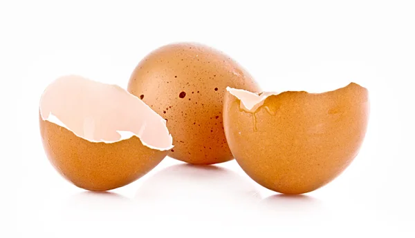 白で隔離された壊れた卵 — ストック写真
