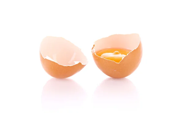 Telur pecah diisolasi pada putih — Stok Foto