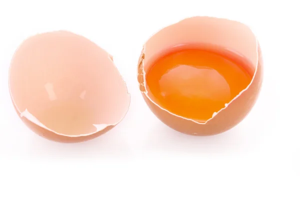 Gebrochenes Ei isoliert auf Weiß — Stockfoto