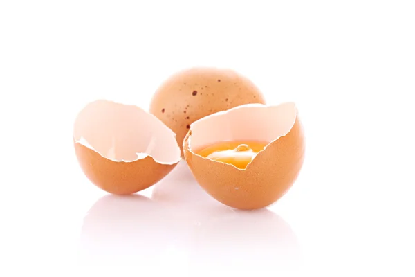 Kırık yumurta beyazda izole edilmiş — Stok fotoğraf