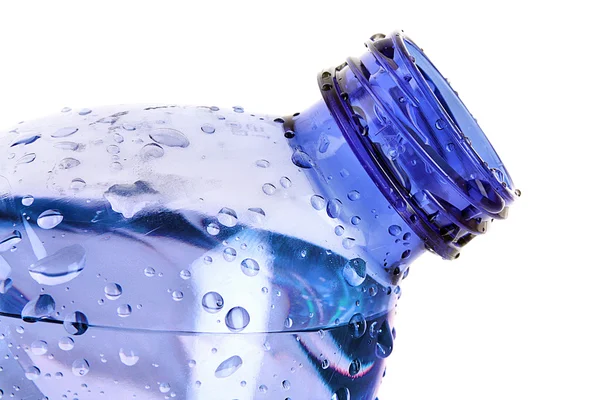 Ігриста вода з краплями ізольовані на білому — стокове фото