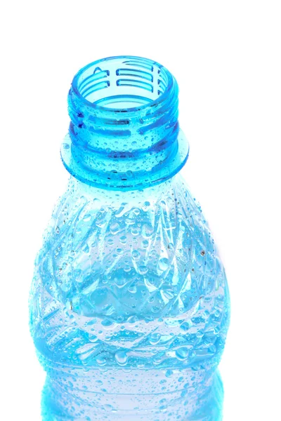 Água espumante com gotas isoladas em branco — Fotografia de Stock