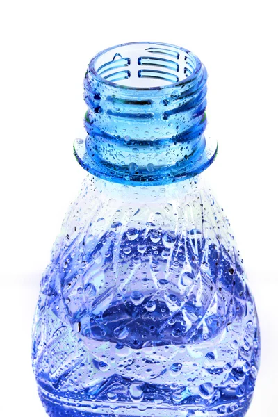 Perlivá voda s kapkami izolovaných na bílém — Stock fotografie