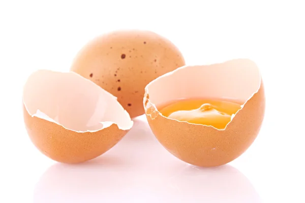 Разбитое яйцо на белом — стоковое фото