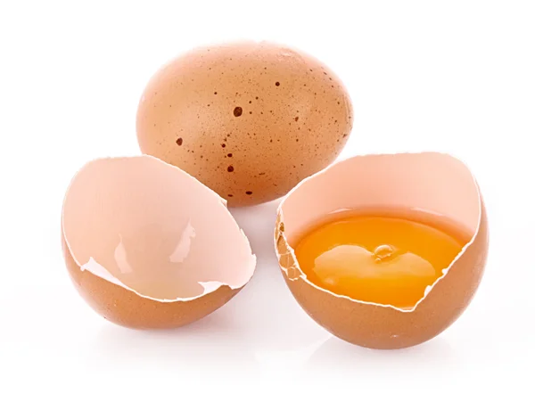 Rozbité vejce izolované na bílém — Stock fotografie