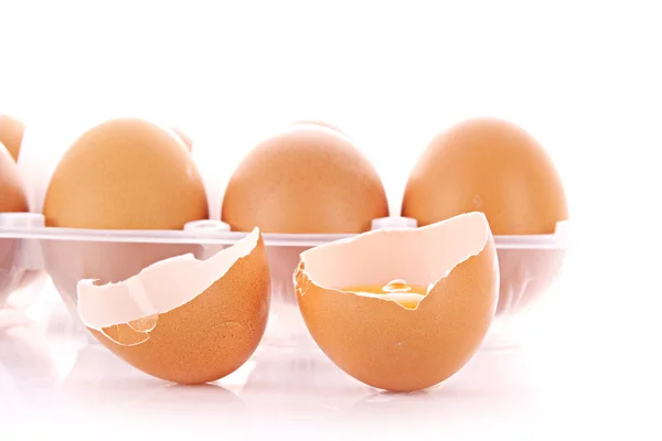 Uovo rotto isolato su bianco — Foto Stock