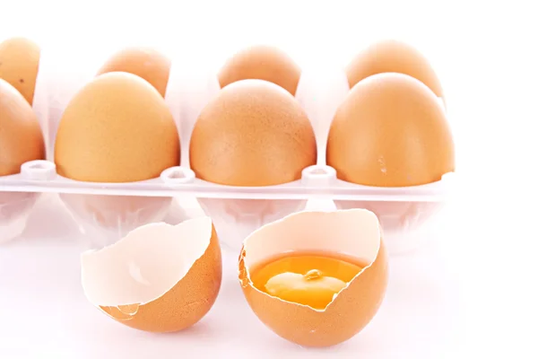 Σπασμένο αυγό απομονωμένο σε λευκό — Φωτογραφία Αρχείου