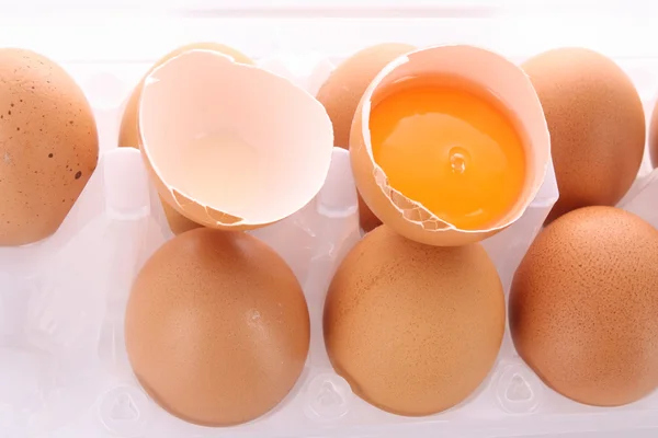 Huevo roto aislado sobre blanco — Foto de Stock