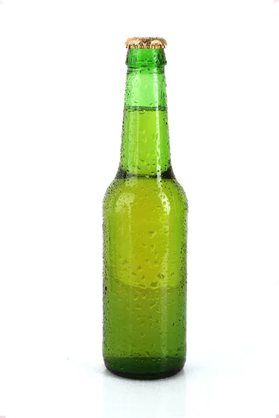 Groen glazen fles met bier geïsoleerd op wit — Stockfoto