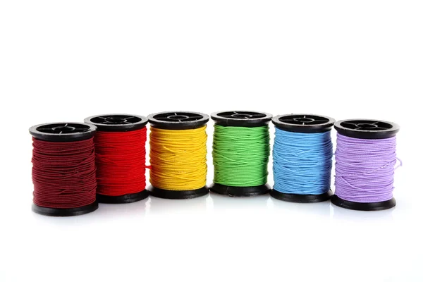 Bobine colorate di filo isolate su bianco — Foto Stock