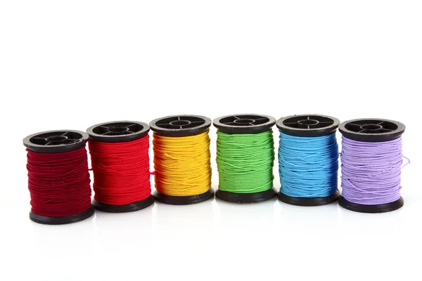 Kolorowe szpulki nici na białym tle — Zdjęcie stockowe