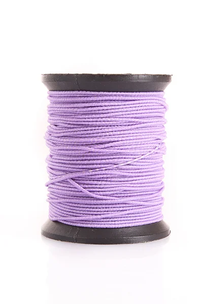 Canette de fil violet isolée sur blanc — Photo